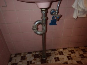 トイレ 手洗い器 排水トラップ 修繕前 U管