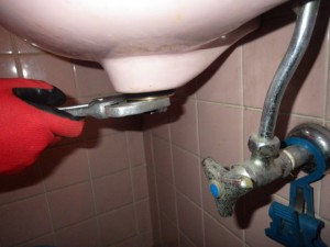 トイレ 手洗い器 排水トラップ リフォーム U管 作業中
