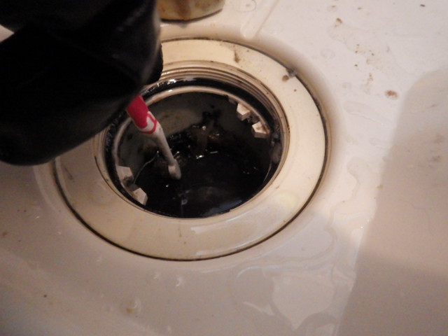 洗濯機の排水口　パイプ清浄　掃除　作業中　洗浄　詰まり