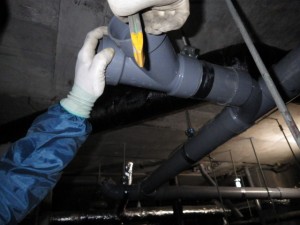 交換 塩ビ管 排水管 施工中 取り付け ビル 天井 神戸市トラブラン