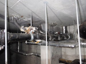 旧鉄管 ビル 交換前 ビフォー 腐食 交換工事 神戸市 トラブラン