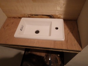 施工中 トイレ 洗面台 交換 コンパネ トラブラン