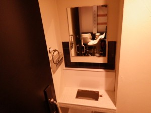 洗面台 鏡 設置 施工中 トラブラン