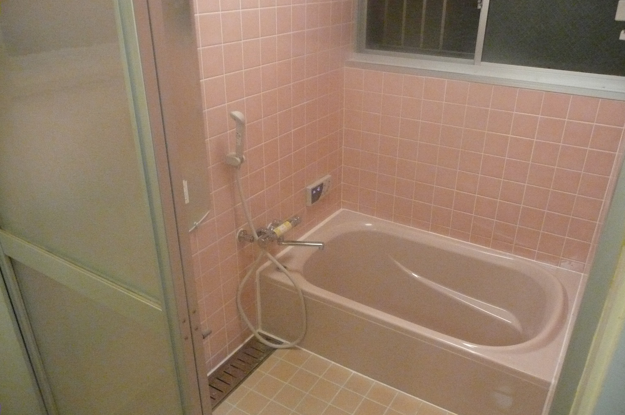 浴室　ピンク　浴槽　リフォーム　取り換え