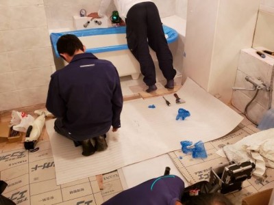 新浴槽 取替え工事 LIXIL 施工中　トラブラン