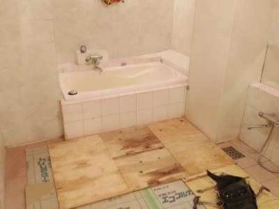 浴槽の交換 リフォーム 半埋め込み型浴槽 トラブラン 神戸市