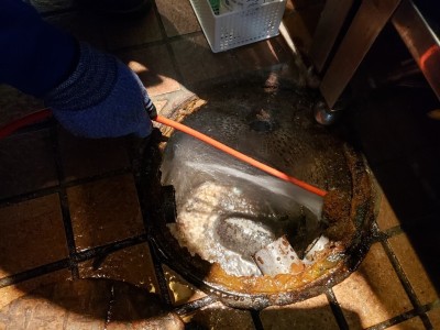 床排水口 高圧洗浄作業中 厨房 飲食店 排水桝 トラブラン