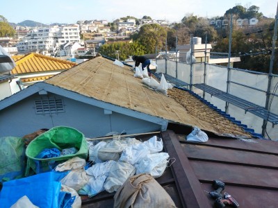 葺き土 袋 小分け 撤去 廃棄 屋根修繕 神戸市 トラブラン