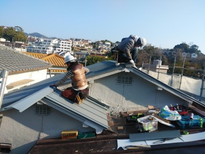 屋根の取付 ガリバリウム 葺き替え 雨仕舞い棟板金 設置中 トラブラン