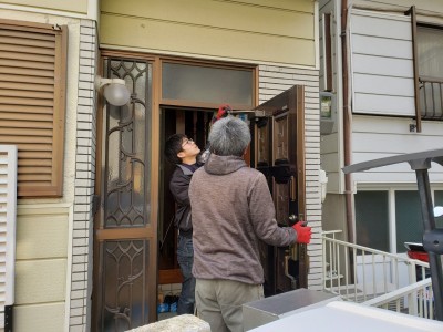 玄関ドア 取り外し 作業中 神戸市 トラブラン