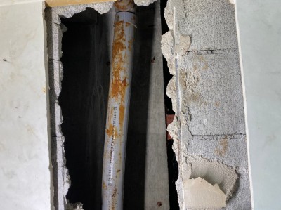 トイレ 壁 開口 漏水配管 修繕 トラブラン