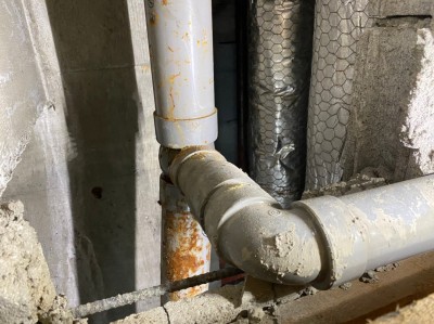 漏水箇所 配管 全体 修繕前 神戸市 トラブラン ホテル