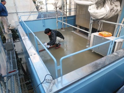 ベランダ モルタル補修 取り合い 水勾配 神戸市 トラブラン