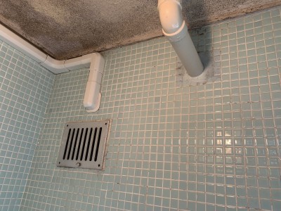 浴室 天井 配管 タイル リフォーム前 神戸市 トラブラン