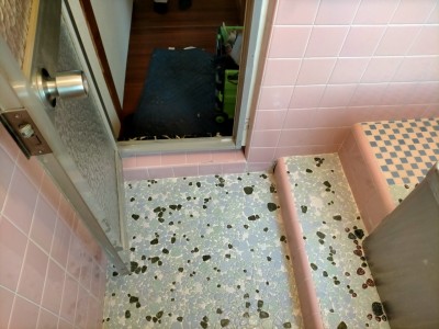 施工前 浴室 床 タイル 壁 リフォーム 工事 神戸市 トラブラン