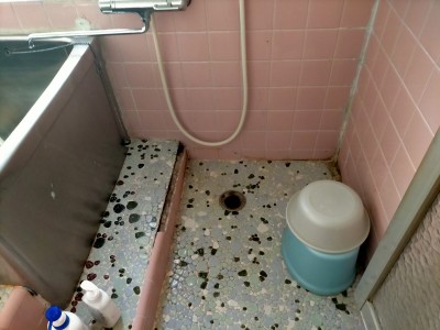 現場調査 浴室 床 壁 タイル 劣化 剥がれ 排水口 リフォーム 神戸市 トラブラン