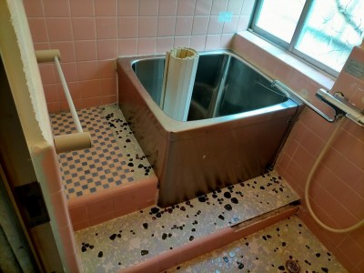 作業前 浴室 床 タイル 壁 劣化 パネル工法 リフォーム 神戸市 トラブラン
