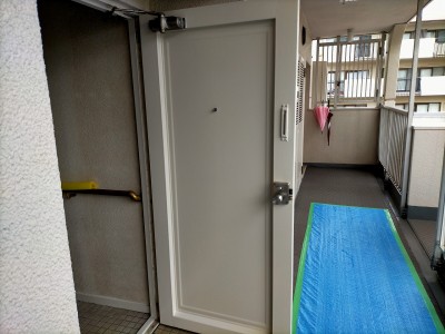 マンション 玄関扉 塗装補修 マンションリフォーム 神戸市 トラブラン