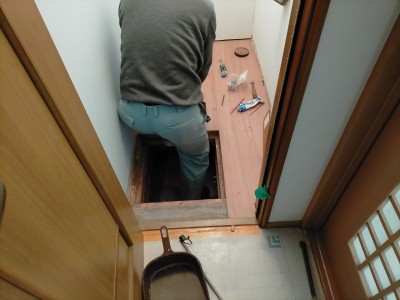 トイレ 床張替え リフォーム 作業中 神戸市 トラブラン