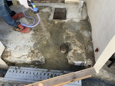 埋設作業 散水 コンクリート作業前 止水栓ボックス設置 神戸市 トラブラン