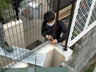 フェンスの設置 柵の取り付け 防犯対策 作業中 神戸市 トラブラン
