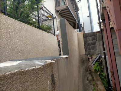 塀 目隠し モルタル補修 新フェンス取り付け 作業中 神戸市 トラブラン