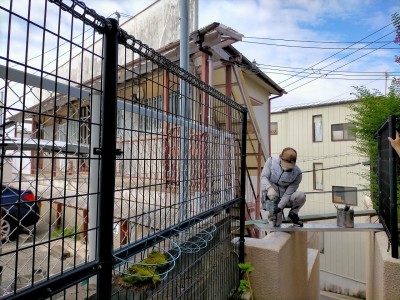 新フェンスの設置 コア抜き 支柱用の穴 作業中 神戸市 トラブラン