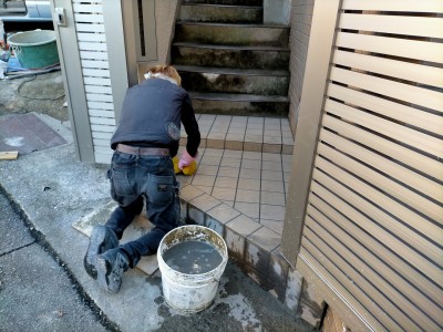 タイル貼り 目地詰め 門扉の移設 戸建て リフォーム 神戸市 トラブラン