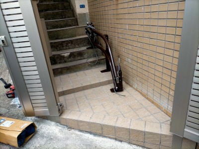 介護リフォーム 昇降機 椅子式 レール取付け 階段 エントランス 神戸市 北区 トラブラン