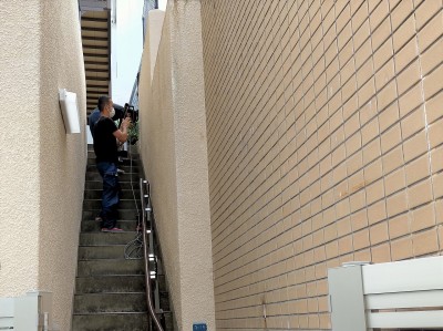 いす式 昇降機 レールの設置 電気配線工事 玄関階段 神戸市 トラブラン
