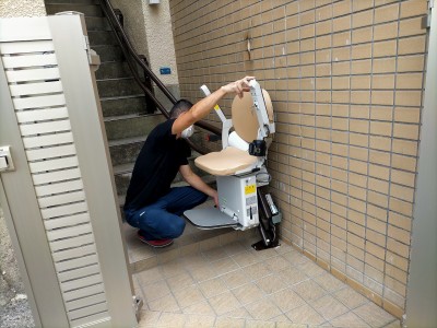 昇降機 椅子の取付け 設置作業 介護 アルーラ 神戸市 トラブラン