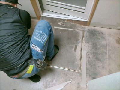 浴室前の床 劣化 カビ 床の張替え工事 脱衣所 神戸市 トラブラン