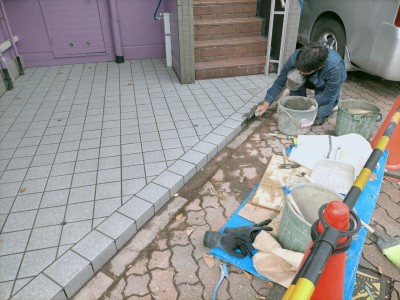 アプローチ タイル 目地材 詰め作業 張り直し セメント 床 神戸市 トラブラン