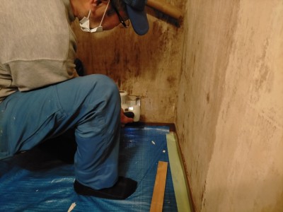 壁紙張替え工事 コンパネ開口 壁 漏水 カビ発生 神戸市 トラブラン
