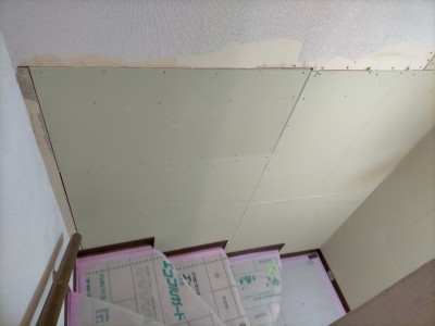 石膏ボード 取付け 内装 壁紙の張替え作業 階段 神戸市 トラブラン