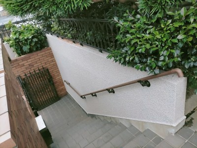 アプローチ 玄関 階段 壁 塗装 リフォーム 作業後 神戸市 トラブラン