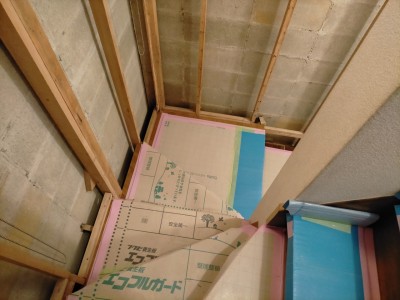 壁紙張替え 養生シート 階段 作業中 神戸市 トラブラン