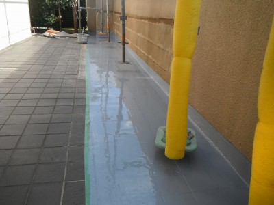 花壇撤去 タイルの修繕 防水施工 レタン防水材 塗布 神戸市 トラブラン