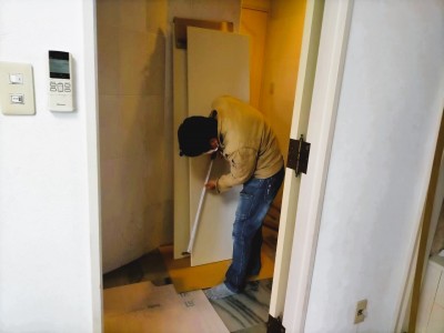 収納 金具の調整 扉の交換 自宅 リフォーム クローゼット 神戸市 トラブラン