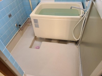 浴室リフォーム 防水工事 床の貼替え コーキング充填 補修 神戸市 トラブラン
