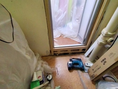 浴室ドア 取替え工事 まぐさ 窓台 補修 漏水 腐朽 神戸市 トラブラン 