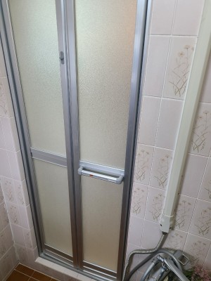 浴室ドア 交換工事 取付け後 扉 漏水 腐朽 リフォーム 神戸市 トラブラン