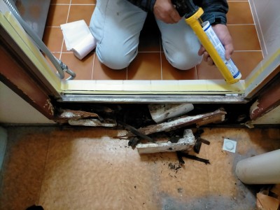 浴室 劣化 枠下 扉 枠 腐朽 交換工事 コーキング 神戸市 トラブラン 葛原設備
