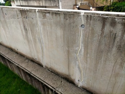 庭 塀 外壁 コンクリート打ち放ち クラック 補修 塗装 神戸市 トラブラン