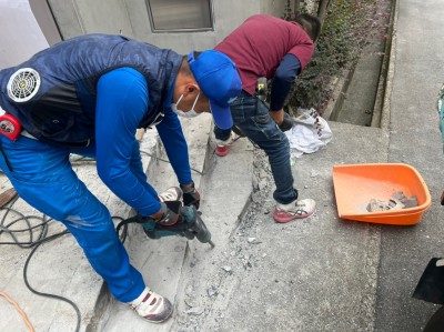 玄関ポーチ タイル 剥がし 花壇 斫り作業 階段 神戸市 トラブラン
