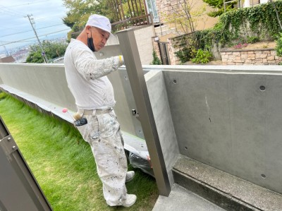 外壁塗装 防水加工 ベランダ 塗布 作業中 仕上げ 神戸市 トラブラン
