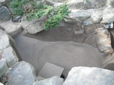 池の手入れ 水漏れ 鯉 飼育 庭池 修繕 リフォーム 完成 神戸市 トラブラン