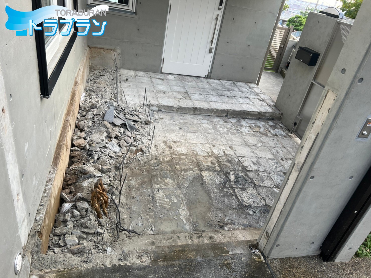 玄関ポーチ タイルの張替え 段差の解消 花壇撤去 戸建てのリフォーム 神戸市 トラブラン