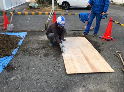 止水栓の交換工事 掘削 養生 コンパネ 落下防止 神戸市 トラブラン