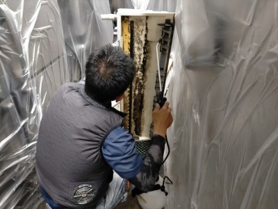 エアコンカバーの汚れ 高圧洗浄 洗剤 清掃 業務用エアコン 神戸市 トラブラン